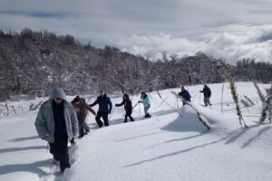 Caminata con raquetas de nieve pireco turismo