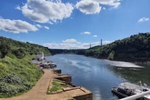 Catamarán Cruceros Iguazú – Navegación, Shows y Atardeceres Únicos