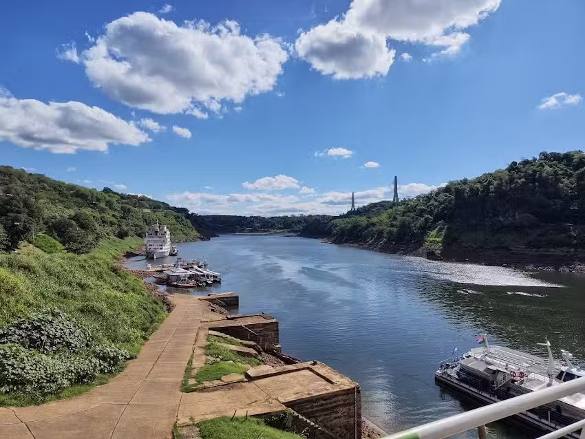 Catamarán Cruceros Iguazú – Navegación, Shows y Atardeceres Únicos