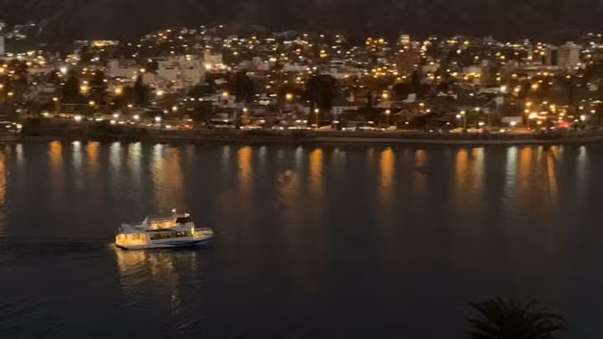 Catamaranes y excursiones terrestres.