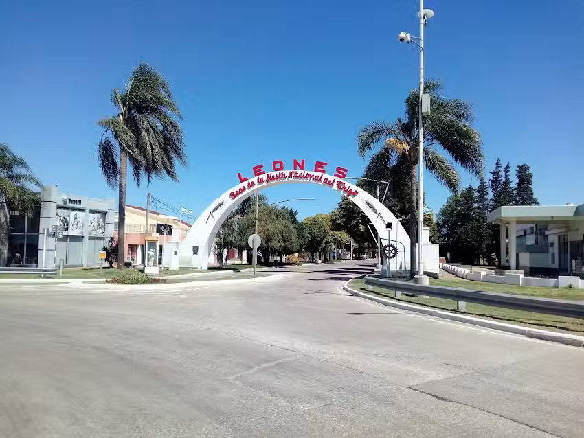 Mástil del Bicentenario. Ciudad de Leones